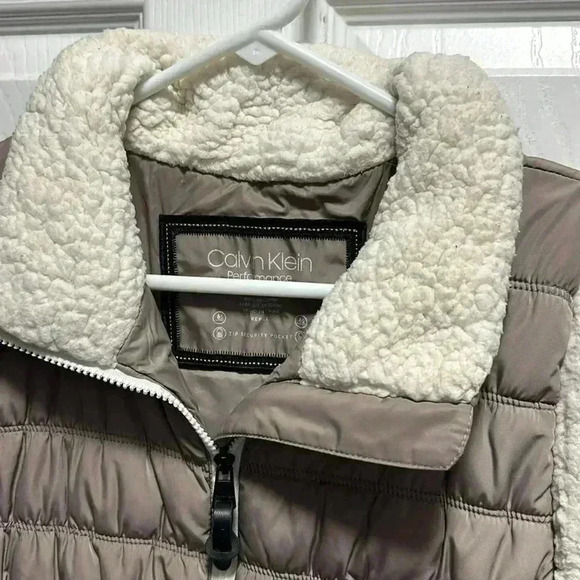 CALVIN KLEIN TAN AND CREAM SHERPA VEST - Picture 4 of 5